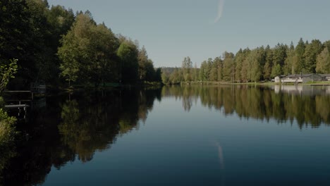 Lago-Kypesjön-Con-Un-Bonito-Reflejo-A-Fines-Del-Verano,-Borås-Suecia---Cámara-De-Mano-Ancha