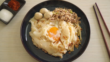 dried-spicy-noodles-with-minced-pork,-meat-balls-and-egg