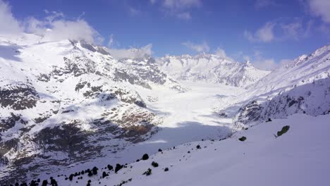 Aletschgletscher-Im-Winter,-Langsamer-Schwenkblick-Mit-Blick-Auf-Die-Atemberaubende-Schneebedeckte-Landschaft-Der-Alpen