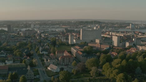 Mit-Drohne-über-Die-Stadt-Aalborg-Fliegen