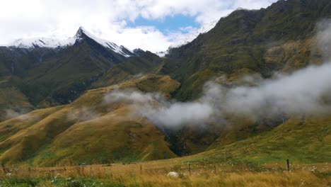 Foto-Panorámica-Del-Monte-Nevado-Rob-Roy-En-El-Parque-Nacional-De-Monte-Aspirante-De-Nueva-Zelanda-Durante-El-Día-Soleado-Y-El-Día-Nublado