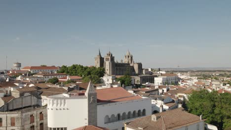 Establishing-shot-of-cathedral-in-Evora-municipality-district,-Portugal,-Europe