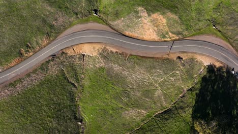 Vogelperspektive-Der-Kurvenreichen-Straße-Durch-Grüne-Hügel,-Mount-Diablo-State-Park,-Kalifornien