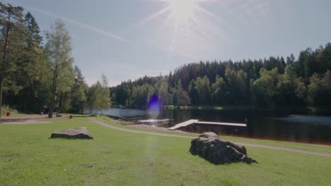 Agua-Oscura-En-El-Lago-Kypesjön-En-Borås-Suecia---Plano-General-Estático