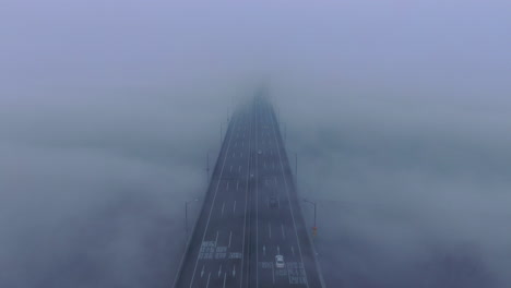 Autobahnbrücke-über-Einer-Wolke-Von-Verträumter-Atmosphäre