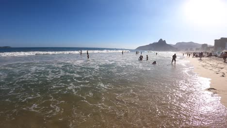 Zu-Fuß-Ins-Meer-Am-Berühmten-Strand-Von-Ipanema-In-Brasilien