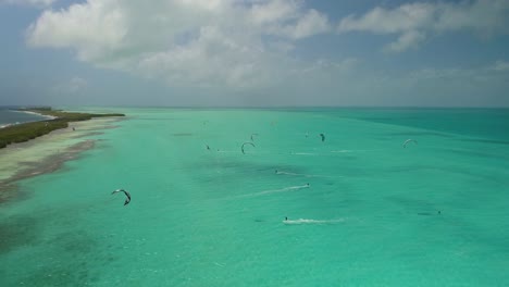 Drohne-Erschoss-Gruppe-Leute-Kiteboard-Im-Karibischen-Meer,-Los-Roques-Venezuela