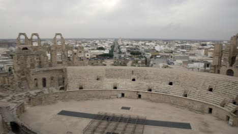 Schwenken-über-Das-Amphitheater-El-Jem---Historisches-Wahrzeichen-In-El-Djem,-Tunesien