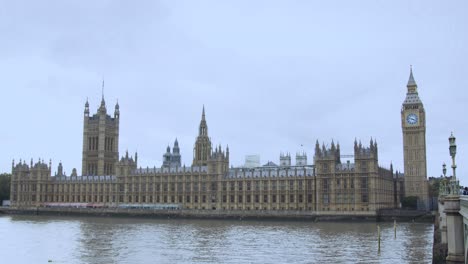 Big-Ben-and-house-of-parliament-by-the-river-Thames