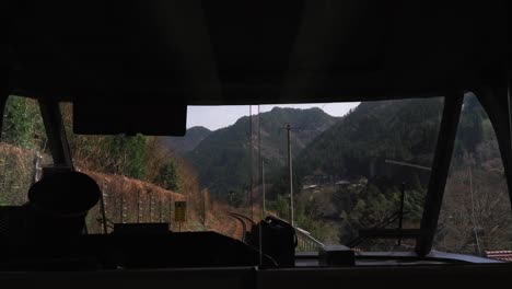 Japanischer-Zug-Nach-Takayama-Betritt-Einen-Tunnel-4k-Zeitlupe