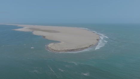 Península-De-Pelican-Point-En-La-Hermosa-Costa-Esquelética-De-Namibia,-Antena
