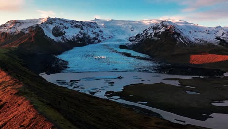Vista-Aérea-De-La-Lengua-Del-Glaciar-Kviarjokull-Durante-La-Puesta-De-Sol-En-El-Sur-De-Islandia