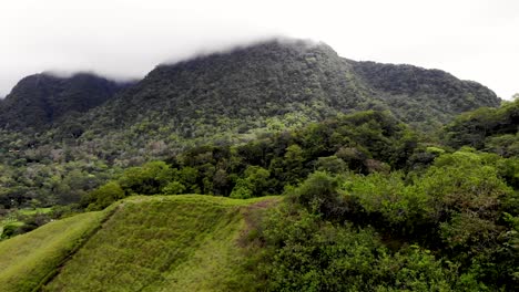 Limpieza-De-Montañas-Y-Casas-Rurales-En-El-Valle-De-Antón-Panamá-Dentro-Al-Borde-Del-Cráter-Del-Volcán-Extinto,-Tiro-Aéreo
