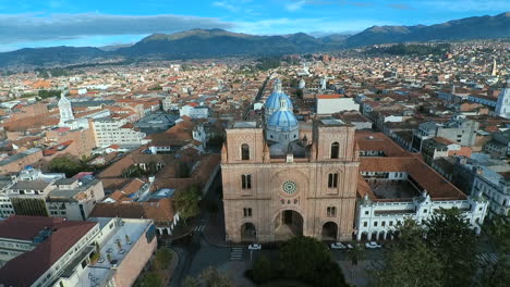 Luftaufnahmen,-Die-Die-Wunderschönen-Katholischen-Kirchen-Und-Die-Einzigartige-Koloniale-Architektur-Von-Cuenca,-Ecuador-Zeigen