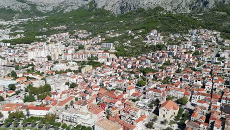 Makarska-Hafen-Stadtzentrum-Kroatiens-Dalmatinische-Küste-Panning-Drone-Luftaufnahme