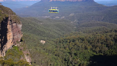 Long-cable-car-carriage-crossing-the-mountain-at-the-Blue-Mountains,-Sydney