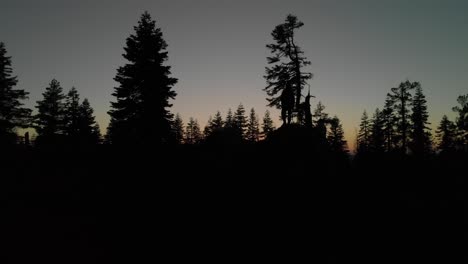 Rotierende-Antenne-Von-Fotografen-Silhouette-Gegen-Abenddämmerung-Sonnenuntergang-Himmel