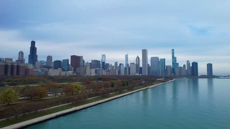 Chicago-La-Ciudad-Junto-Al-Lago-Bajo-Un-Cielo-Sombrío-Drone