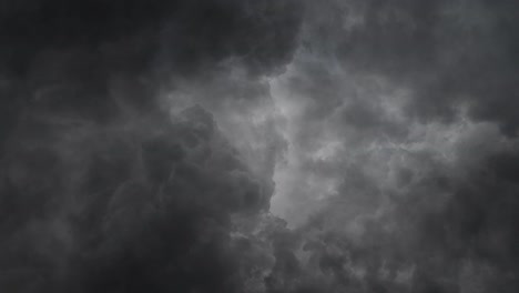 Dicke-Kumuluswolken-Am-Dunklen-Himmel