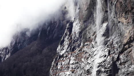Las-Cascadas-De-Lauterbrunnen-Se-Maravillan-Con-La-Toma-Panorámica-De-Suiza