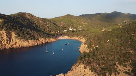 Luftaufnahme-Des-Strandes-Von-Cala-Benirras,-Beleuchtet-Durch-Sonnenuntergangslicht-In-Ibiza