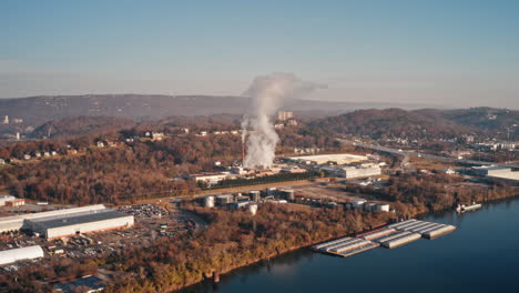 Zeitraffer-Aus-Der-Luft-Rauch-Und-Dampf,-Der-Morgens-Aus-Einer-Fabrik-In-Chattanooga-Tn-Aufsteigt