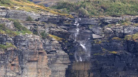 Starke-Winde-Blasen-Den-Wasserfall-Hoch-Und-Lassen-Das-Wasser-Nicht-Fallen