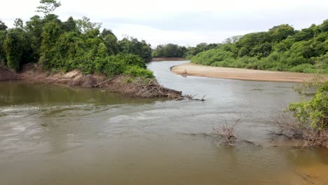 Pescador-Lanzando-Cebo-Artificial-En-El-Río-Aquidauana,-Pantanal-Sul,-Brasil
