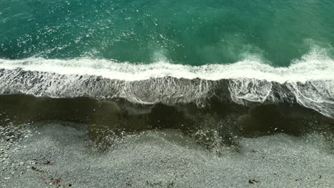 Überkopfaufnahme-Einer-Großen-Welle,-Die-Am-Magischen-Ampere-Strand,-Dipaculao,-Aurora,-Philippinen,-Verblasst