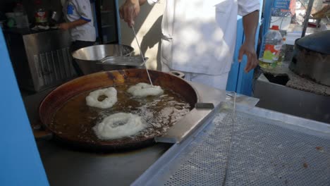 Tunesischer-Krapfen-Frisch-Auf-Dem-Stand-Essen-Auf-Der-Straße-Kochen