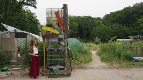 Weiblicher-Umweltbewusster-Hippie,-Der-Bunte-Wegweiser-Zum-Nachhaltigen-Dorfleben-Zeigt