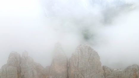 Vistas-Aéreas-De-La-Cordillera-En-Los-Dolomitas,-Italia,-En-Un-Día-De-Niebla