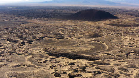 Vista-Panorámica-Cinematográfica-Aérea-Del-Campo-De-Lava-Del-Cráter-Amboy-Desierto-De-Mojave-Del-Sur-De-California,-El-Dron-Revela-Un-Pintoresco-Paisaje-Natural-No-Contaminado-En-La-Famosa-Ruta-66-Ee.uu.