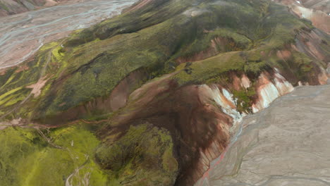 Dramatic-aerial-view-over-pastel-colored-cliffs-in-Landmannalaugar,-Iceland