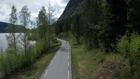 Ciclista-De-Carretera-Montando-En-La-Hermosa-Naturaleza-En-Noruega