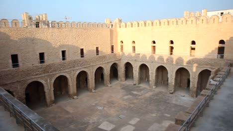 Schwenken-Des-Unesco-Weltkulturerbes-In-Der-Alten-Festung-Von-Sousse-Ribat-In-Tunesien