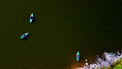 Luftüberflug-Vogelperspektive-3-Kajakvermieter-Mit-Individuellen-Schlauchbooten-Auf-Polarisiertem-Wasser-Von-Einem-Strandboot-Bis-Zum-Mittleren-Bereich-Des-Sees-Versammeln-Sich,-Um-Spaß-Zu-Haben