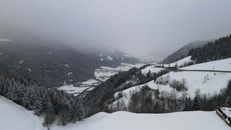 Dunkler,-Launischer-Schneesturm-In-Den-Italienischen-Alpen,-Man-Sieht-Ein-Kaltes-Tal-Und-Dorf