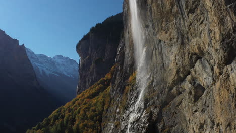 Rotating-cinematic-drone-shot-of-Staubbach-waterfall-in-Lauterbrunnen,-Switzerland