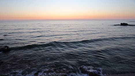 Wellen,-Die-An-Der-Libanonischen-Küste-Mit-Wunderschönem-Sonnenuntergang-Am-Mittelmeer-Krachen