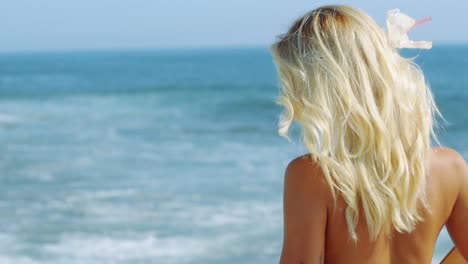Rückaufnahme-Eines-Blonden-Models,-Das-In-Ihrem-Bikini-Am-Meer-Spazieren-Geht