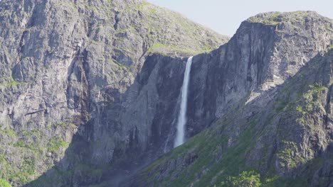 Malerischer-Blick-Auf-Die-Berge-Und-Die-Mardalsfossen-fälle-In-Norwegen-An-Einem-Sonnigen-Tag---Weitwinkelaufnahme