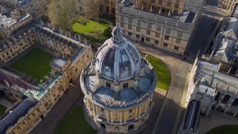 Kran-Aus-Der-Luftaufnahme-über-Der-Radcliffe-Camera-Library-In-Oxford,-England