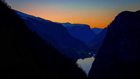 Majestätischer-Sonnenuntergang-über-Der-Silhouette-Der-Bergketten,-Fusionszeitraffer