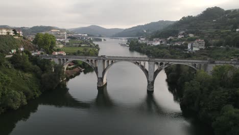 Steinbrücke-Brücke-über-Den-Fluss-Douro-Zwischen-Entre-Os-Rios-Und-Castle-De-Paiva-In-Portugal