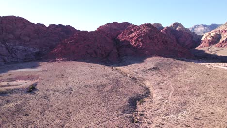 Filmische-Aufsteigende-Luft-über-Der-Trockenen-Landschaft-Der-Roten-Steinwüste-In-Nevada