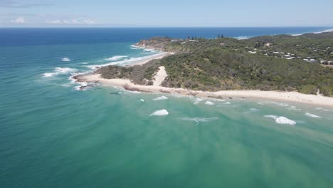 Abgeschiedener-Strand-Mit-Deadmans-Landzunge-In-Der-Nähe-Von-Cylinder-Beach---Point-Lookout,-North-Stradbroke-In-Queensland,-Australien