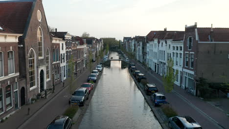 Edificios-Holandeses-Y-Autos-Estacionados-A-Lo-Largo-Del-Canal-Turfmarkt-En-Gouda,-Países-Bajos