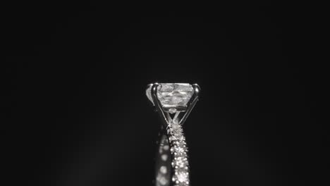 Nahaufnahme,-Luxuriöser-Diamantring,-Der-Sich-Vor-Einem-Schwarzen-Studiohintergrund-Dreht