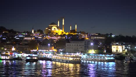 Beleuchtete-Stadt-Istanbul-Mit-Blick-Auf-Den-Bosporus-Und-Schöner-Moschee